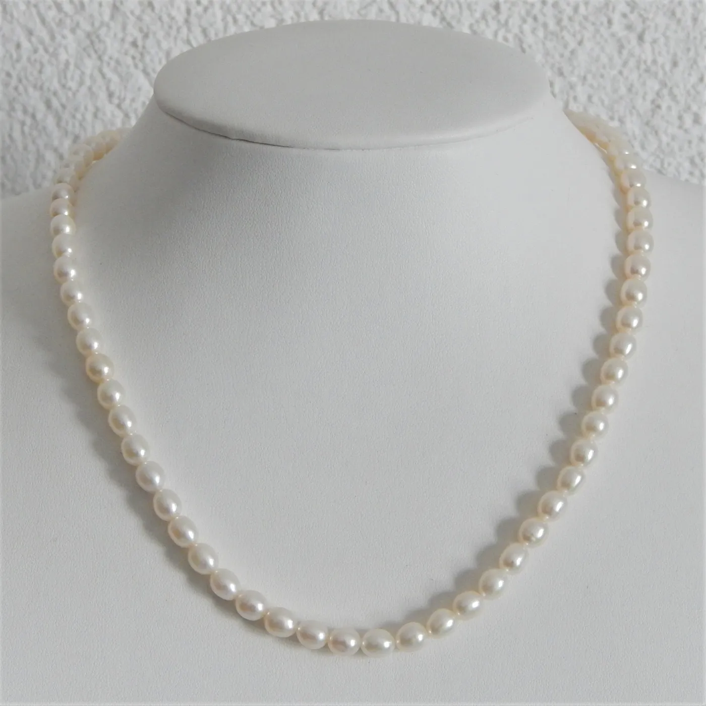 perlenkette-weiße perlen-perlenschmuck-perlen1.JPG